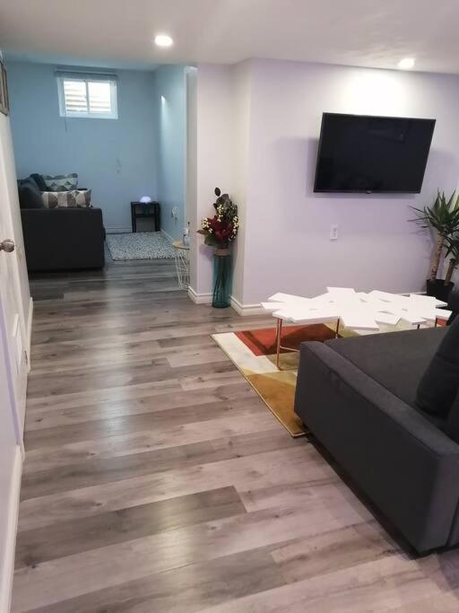 Cozy Nest Basement Unit Apartment Hamilton Ngoại thất bức ảnh
